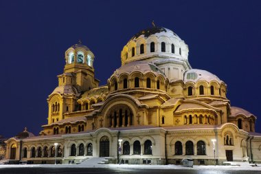 Alexander Nevsky Cathedral sarı ışık ile Sofia yaktı.