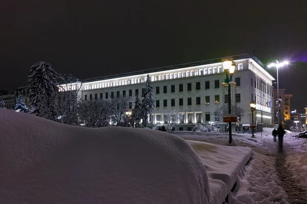 Nachtbild des Gebäudes der bulgarischen Nationalbank im Zentrum der Stadt Sofia — Stockfoto