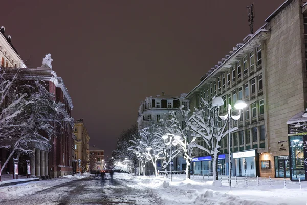 Nocne zdjęcie śnieg ulicy w centrum Sofii — Zdjęcie stockowe