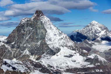 Mount Matterhorn Panoraması kış bulutlar, Valais Canton ile kaplı