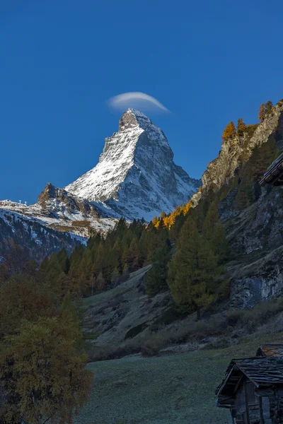 Matterhorn καλύπτονται με μικρό σύννεφο, καντονιού Valais, Άλπεις — Φωτογραφία Αρχείου