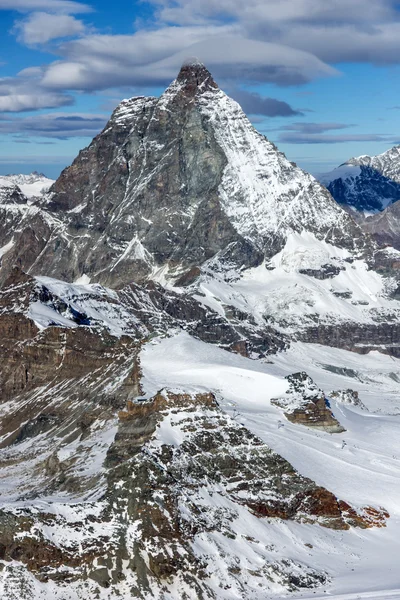 Mount Matterhorn şaşırtıcı Panoraması bulutlar, Valais Canton ile kaplı — Stok fotoğraf