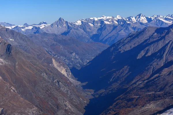 令人惊异的瑞士阿尔卑斯山和采尔马特度假村，广州的瓦莱州的全景 — 图库照片