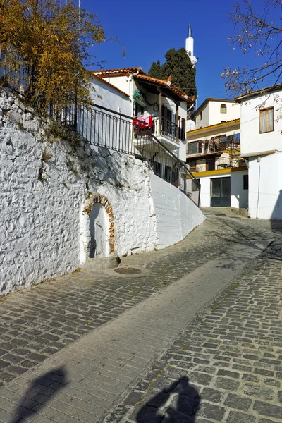 Típica calle y mezquita en el casco antiguo de Xanthi, Macedonia Oriental y Tracia — Foto de Stock