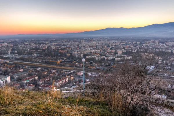 Alacakaranlık şehir Plovdiv Dzhendem tepe Tepesi'nden Panoraması şaşırtıcı — Stok fotoğraf