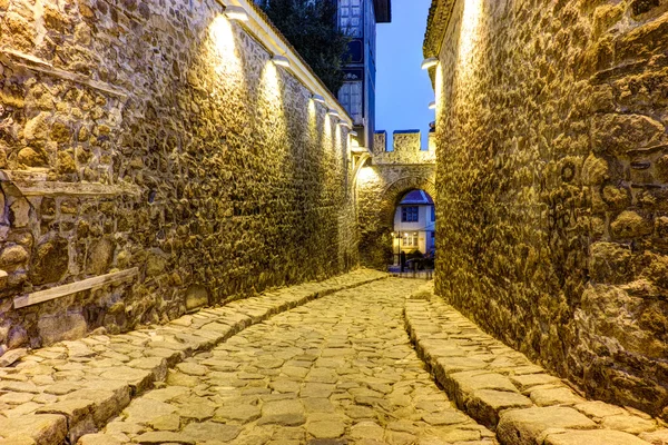 Foto noturna surpreendente da entrada antiga da fortaleza da cidade velha de Plovdiv — Fotografia de Stock