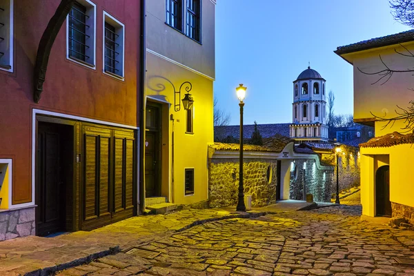 Iglesia de Santa Constantina y Santa Helena y calle en el casco antiguo de la ciudad de Plovdiv — Foto de Stock