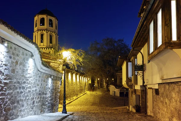 Noční fotografie kostela St. Constantine a St. Helena a staré město v městě Plovdivu — Stock fotografie