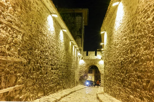 Foto di notte di ingresso fortezza antica della città vecchia di Plovdiv — Foto Stock