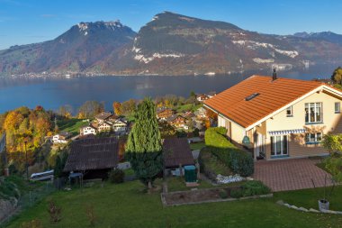Lake Thun ve tipik İsviçre köy kasaba Interlaken yakınındaki