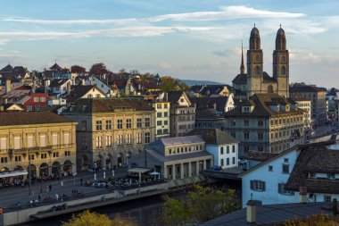 Grossmunster Kilisesi ve yansıma Limmat Nehri, Zürih