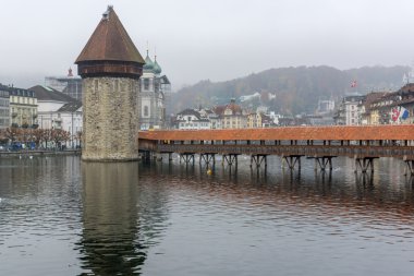 Lake Thun ve tipik İsviçre köy kasaba Interlaken yakınındaki