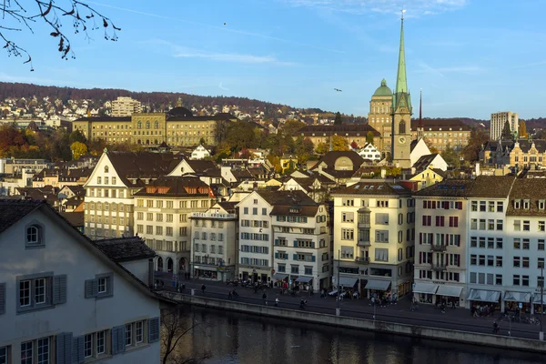 Reflejo de la ciudad de Zurich en Limmat River — Foto de Stock