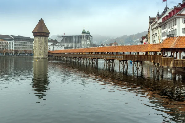 Puente de la Capilla sobre el río Reuss, Lucerna — Foto de Stock