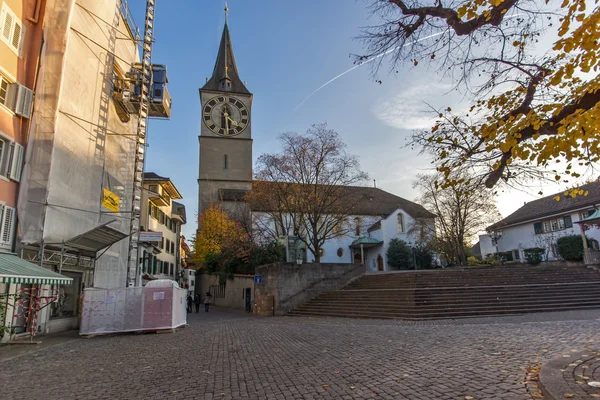 Kostela sv a na podzim stromy, město Curych — Stock fotografie