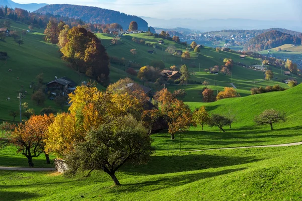 Paisaje otoñal del típico pueblo suizo cerca de la ciudad de Interlaken —  Fotos de Stock