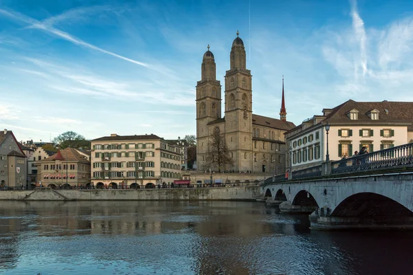 Iglesia de Grossmunster y reflexión en Limmat River, Zurich — Foto de Stock
