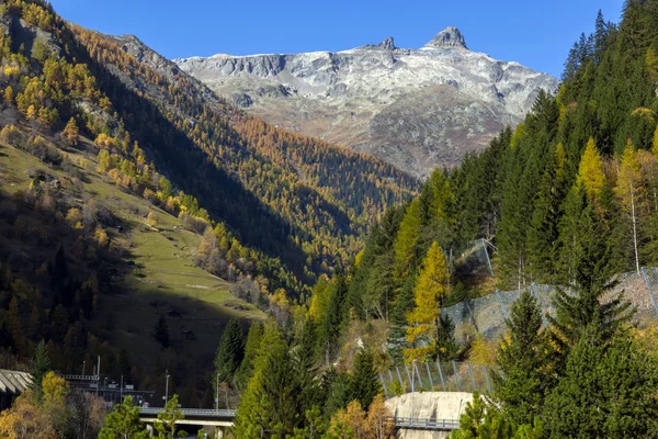 Traumhaftes Alpenpanorama und Lotschbergtunnel unter dem Berg — Stockfoto