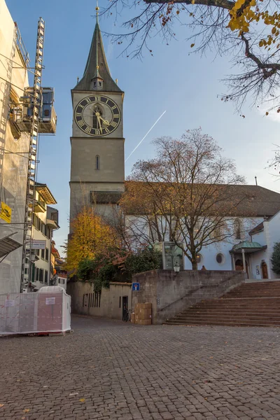 Εκκλησία του Αγίου Πέτρου και το φθινόπωρο δέντρα, πόλη της Ζυρίχης — Φωτογραφία Αρχείου