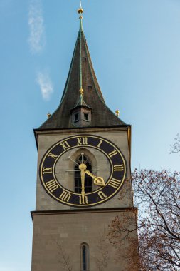 St. Peter Kilise ve sonbaharda ağaçlar, Zürih şehir