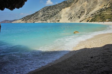 Küçük mağarada Myrtos Beach, Kefalonia, Ionian Islands