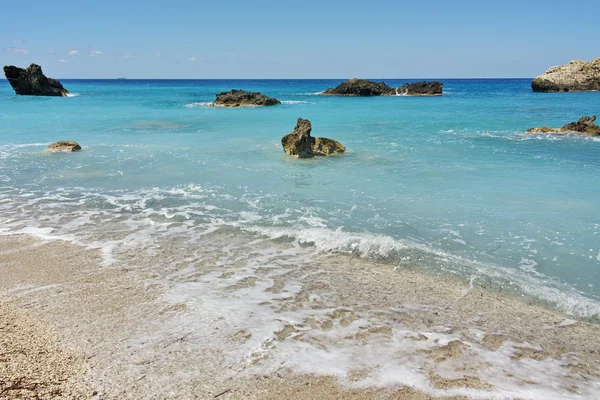 Blått vatten i Megali Petra Beach, Lefkada, Joniska öarna — Stockfoto