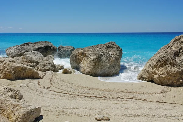 Kameny ve vodě na pláži, Lefkada, Megali Petra Jónské ostrovy — Stock fotografie