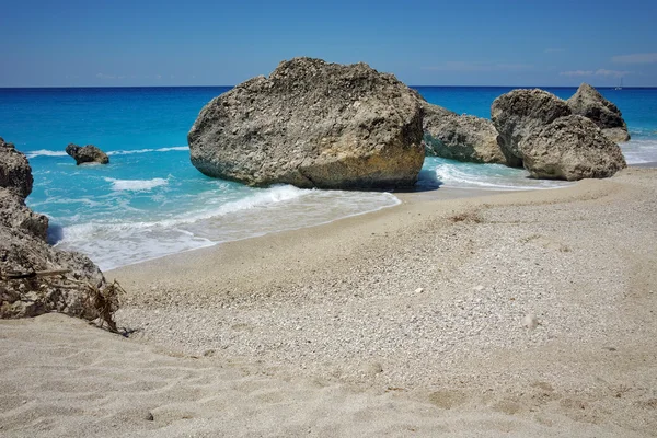 Słoneczny dzień w Megali Petra plaży, Lefkada, Wyspy Jońskie — Zdjęcie stockowe