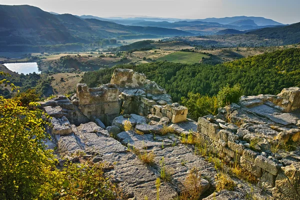 Zonsopgang op de oude Thracische stad Perperikon, Kardzhali regio — Stockfoto