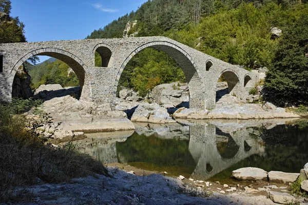 Increíble reflejo del puente del diablo en el río Arda, región de Kardzhali — Foto de Stock