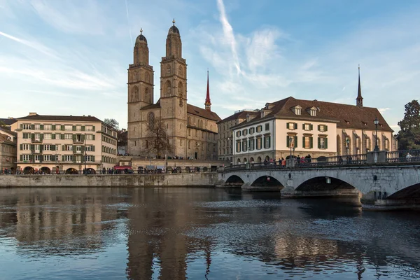 Reflejo de la iglesia de Grossmunster en Limmat River, Ciudad de Zurich — Foto de Stock