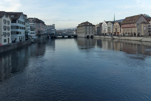 Panorámás kilátás nyílik a zürichi és a Limmat folyó — Stock Fotó