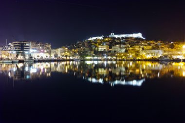 Panoramik gece fotoğraf eski kasaba Kavala, Yunanistan