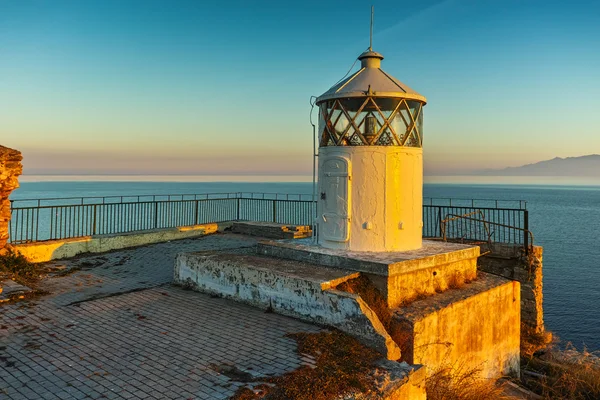 Fantastisk solnedgång över fyren i Kavala en Thassos island i bakgrunden, Grekland — Stockfoto