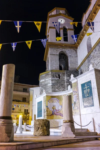 Foto nocturna de la iglesia ortodoxa en Kavala, Grecia —  Fotos de Stock