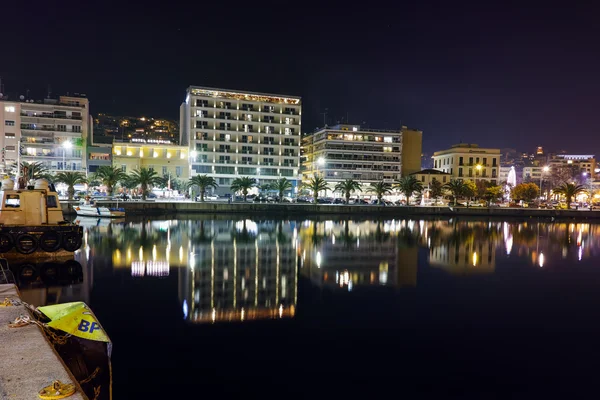 Nacht foto van Kavala en reflectie in de Egeïsche zee, Griekenland — Stockfoto