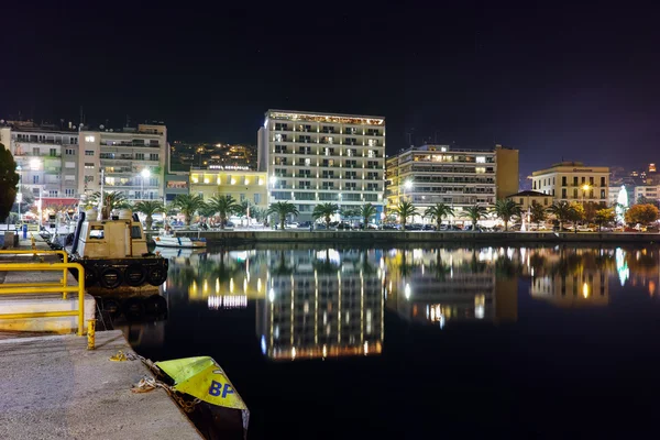 Paesaggio urbano notturno di Kavala e riflessione nel Mar Egeo, Grecia — Foto Stock