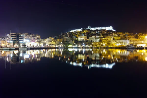 Panoramisch night foto van oude stad Kavala, Griekenland — Stockfoto