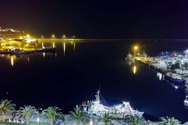 Foto panoramica notturna di Kavala, Grecia — Foto Stock