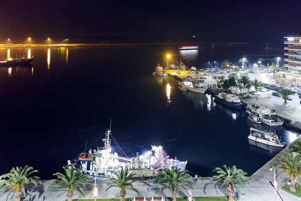 Cidade noturna incrível do porto e cidade velha de Kavala, Grécia — Fotografia de Stock
