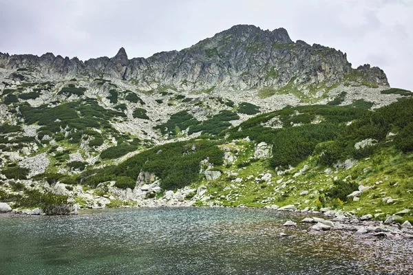 Úžasný pohled Dzhano peak a jezera Samodivski, Bulharsko — Stock fotografie