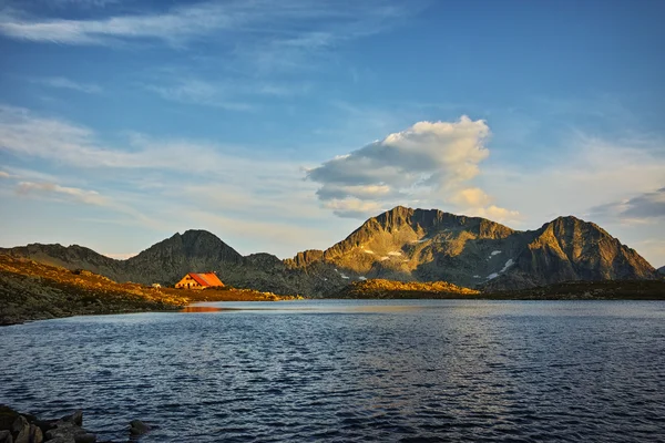 Yellow Sunset over Tevno Lake and Kamenitsa peak, Bulgaria — Stock Photo, Image