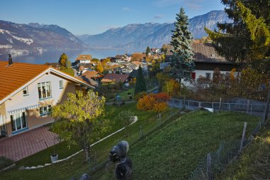 Lake Thun ve tipik İsviçre köy kasaba Interlaken yakınındaki