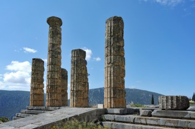Delphi antik Yunan arkeolojik sitedeki Apollon Tapınağı ile cennet