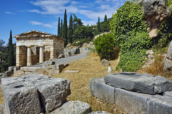 Bâtiment du Trésor d'Athènes dans le site archéologique grec antique de Delphes — Photo