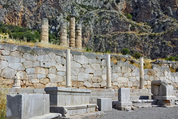 Columnas alineadas del sitio arqueológico griego antiguo de Delphi — Foto de Stock