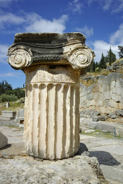 Αρχαία στήλη στην αρχαία ελληνική αρχαιολογικός χώρος των Δελφών — Φωτογραφία Αρχείου