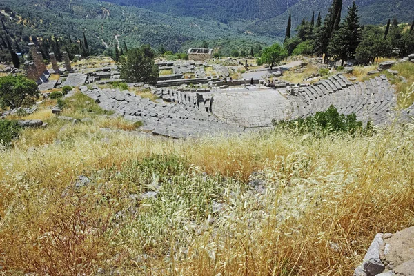 Panoramiczny widok amfiteatr w starożytnej greckiej wykopaliska archeologiczne w Delphi — Zdjęcie stockowe