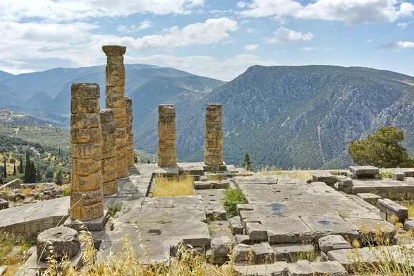 Panoramik Delphi antik Yunan arkeolojik sitedeki Apollon Tapınağı