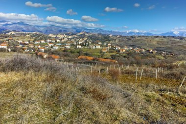 Melnik kasabası yakınlarındaki Lozenitsa köyünün panoramik manzarası, Bulgaristan